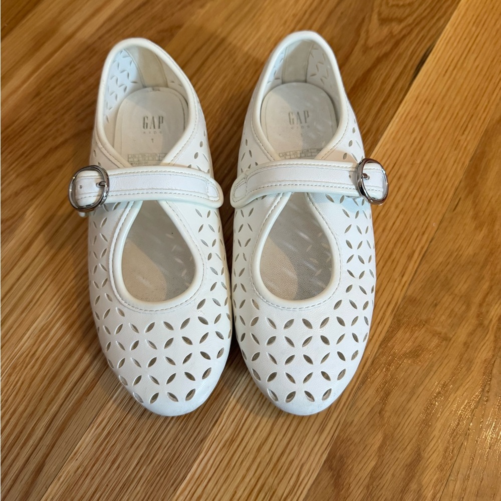 GAP Kids Cream Cutout Mary Jane Shoes